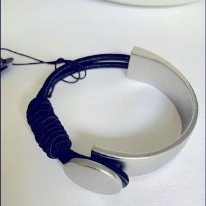 Bracelet, NWT, silver tone w/ elastic